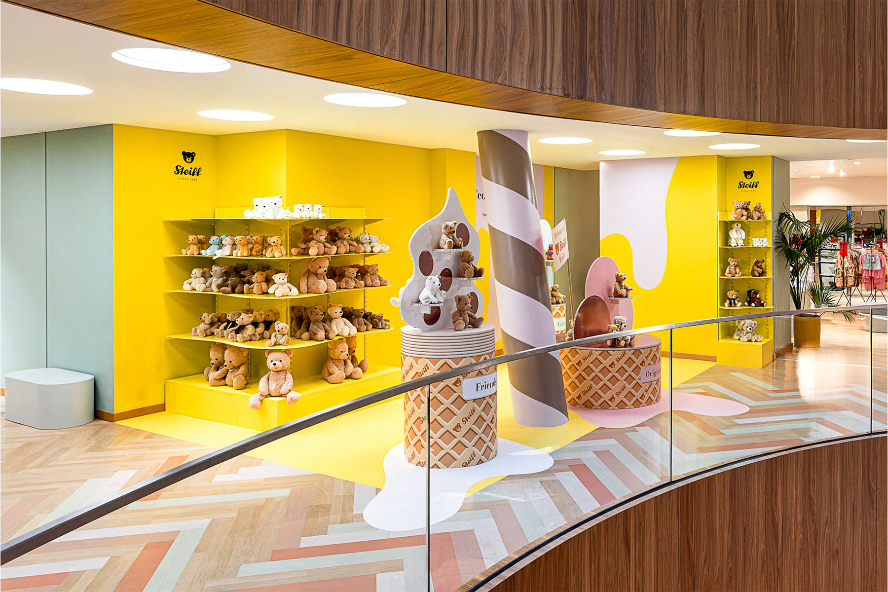 Steiff-Pop-up im KaDeWe mit Eiswaffel-Skulpturen und Regalen voller Teddybären in Gelb und Pastell
