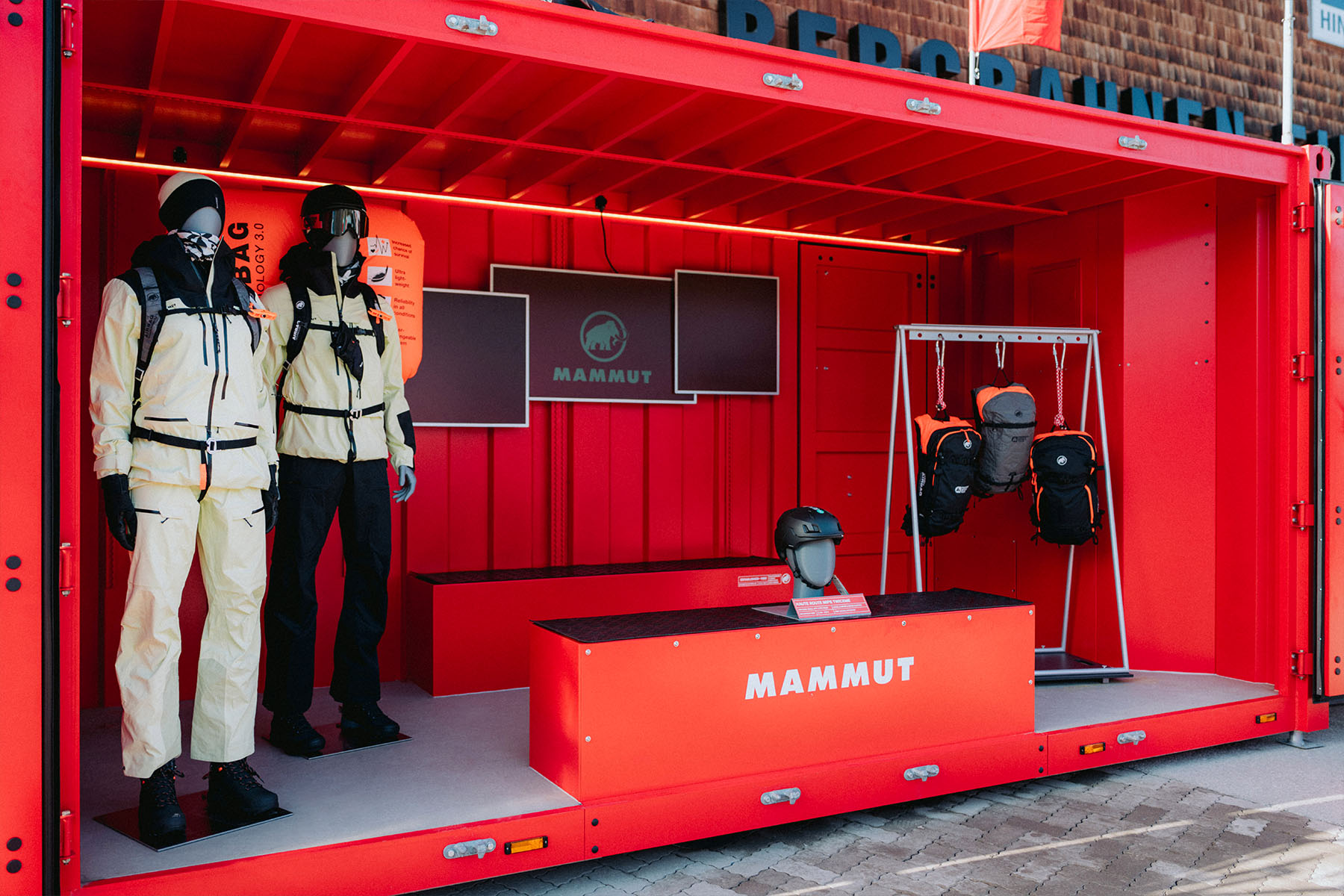 Mammut-Roadshow-Container mit Bekleidungs- und Rucksack-Präsentation