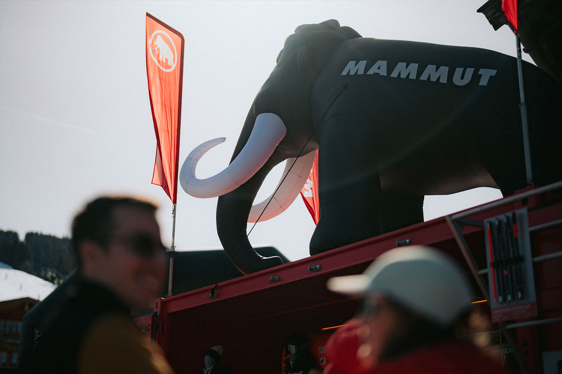 Mammut-Live-Experience: aufblasbares Mammut-Maskottchen über Promotion-Container an der Skipiste