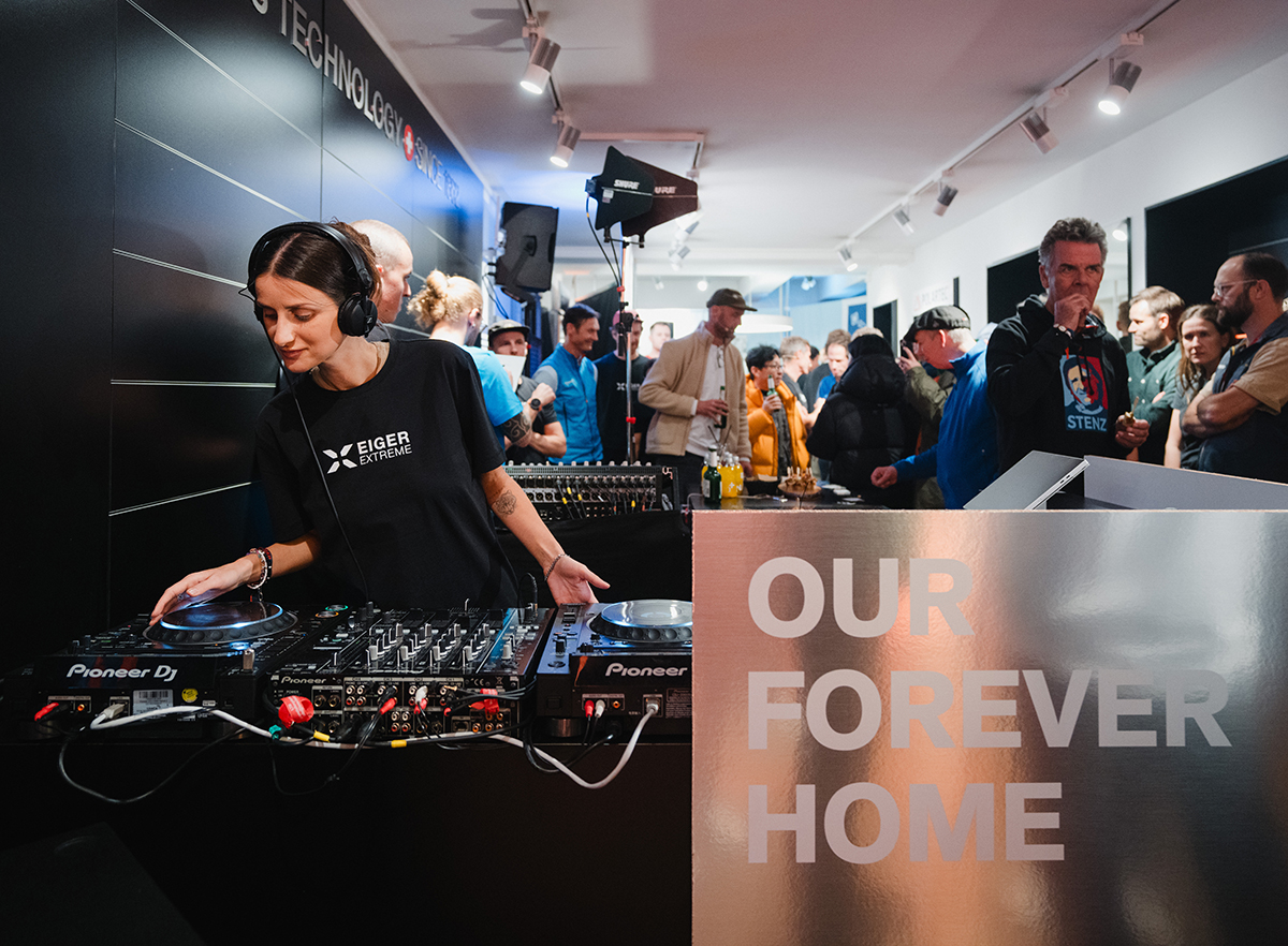DJ-Set und Presse-Gäste vor dem Schriftzug „Our Forever Home" beim Mammut-Event