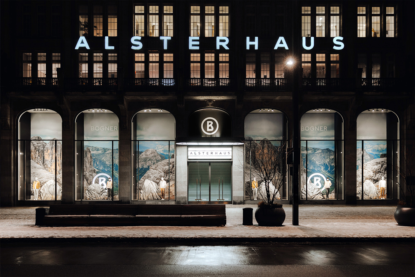 Alsterhaus-Fassade bei Nacht mit BOGNER-Schaufenstern und Bergmotiven