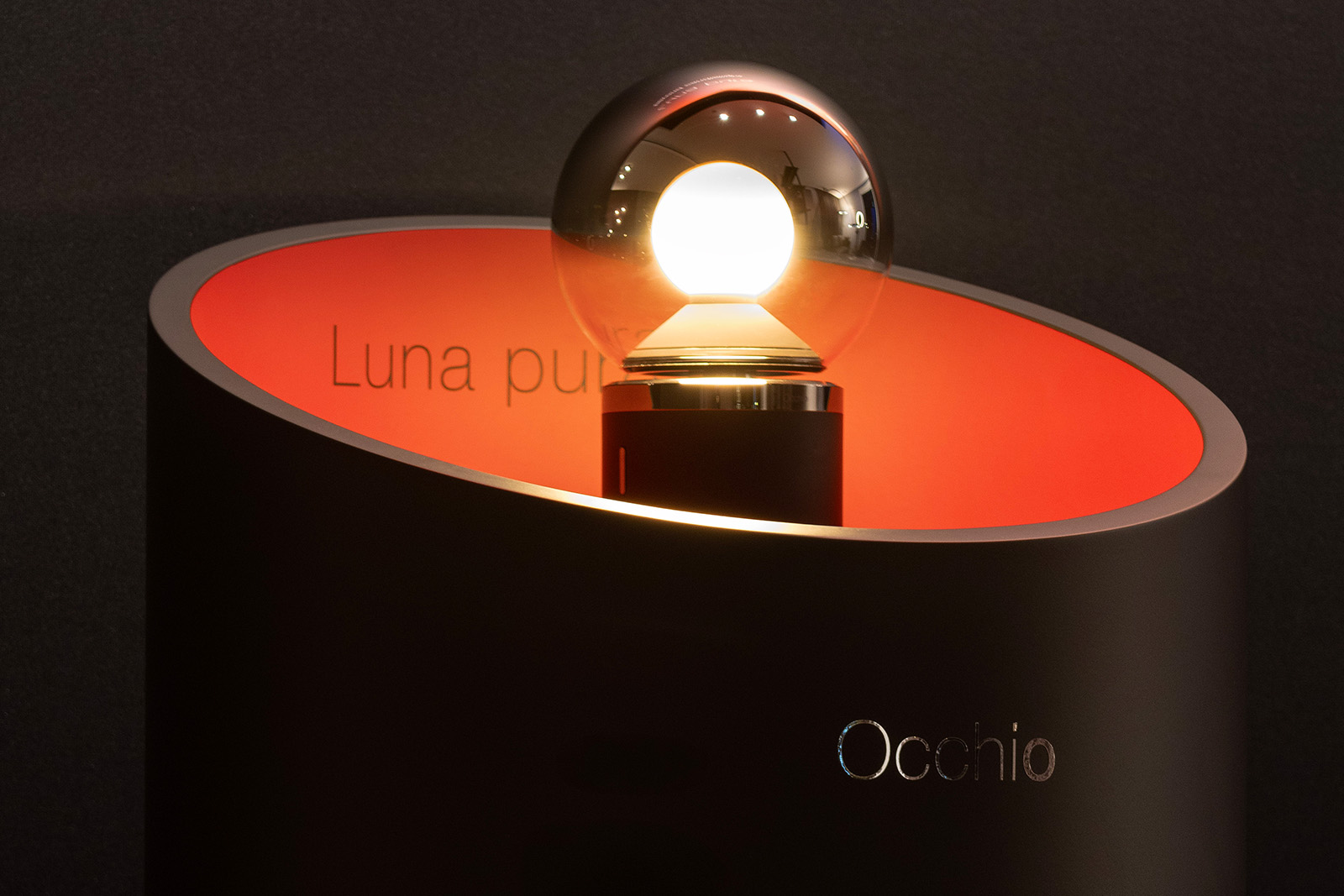 Occhio-Warenträger mit Leuchte Luna pura auf schwarzem Displaykorpus