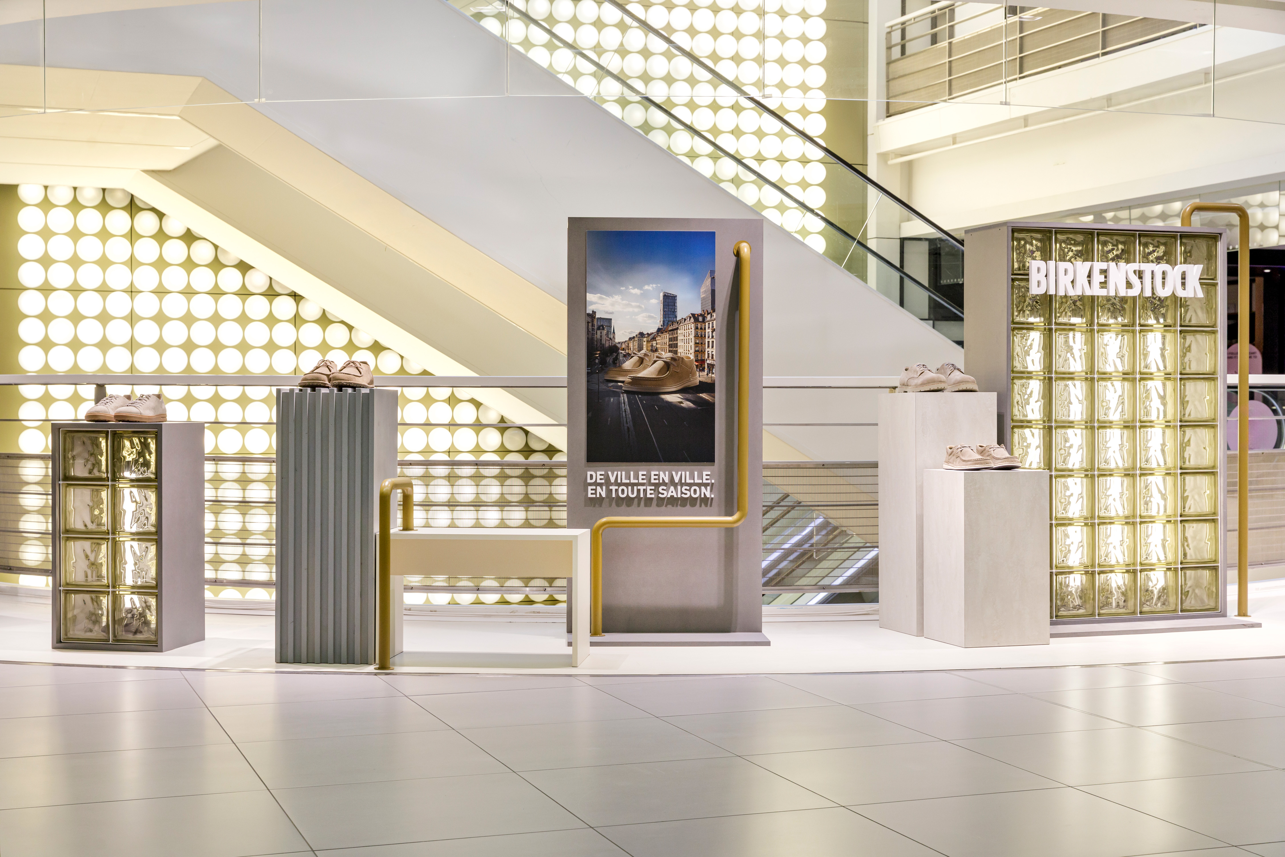 Birkenstock Shop-in-Shop mit Glasbaustein-Wänden, Screen und Schuhpräsentation im Einkaufszentrum
