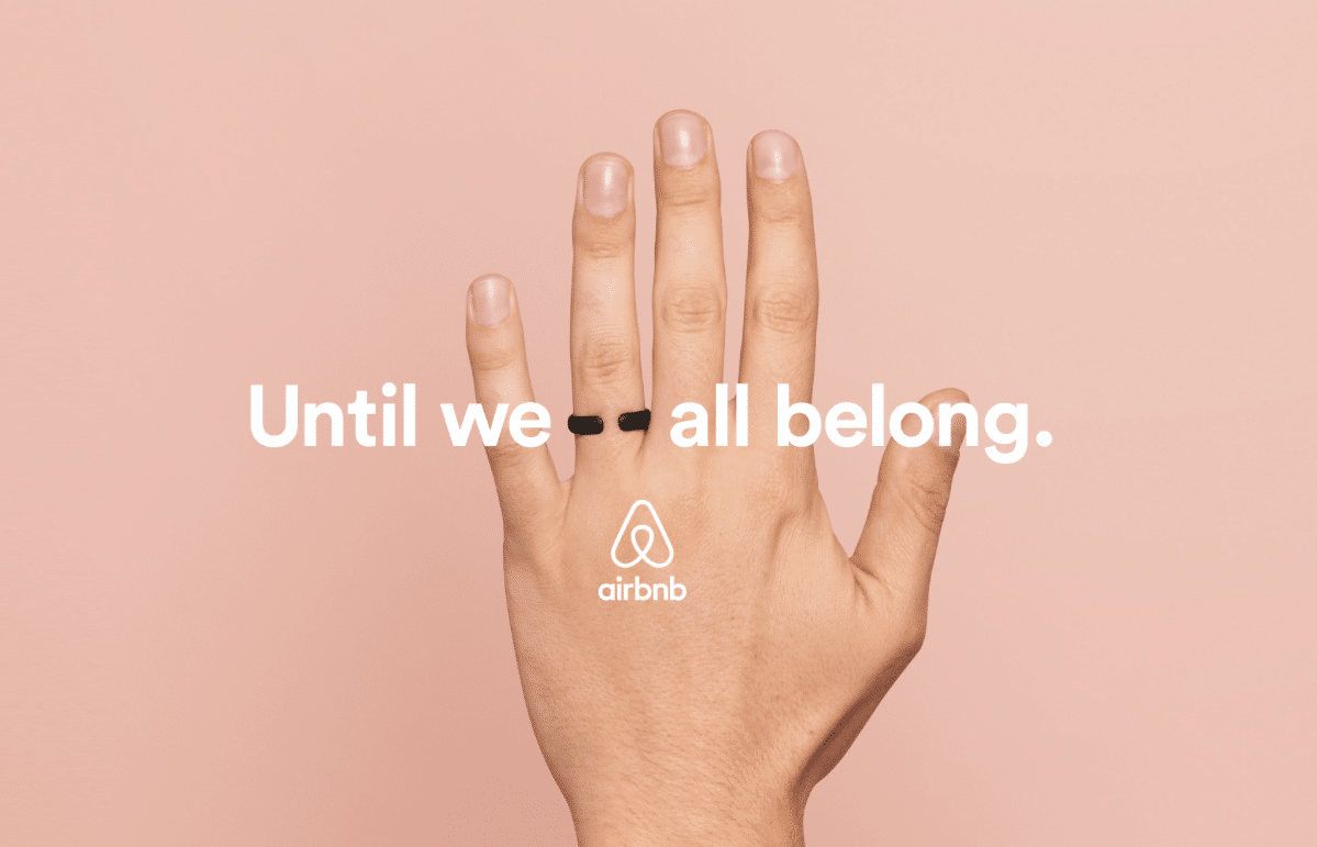 Airbnb-Kampagnenmotiv: Hand mit Ring und Slogan „Until we — all belong.“