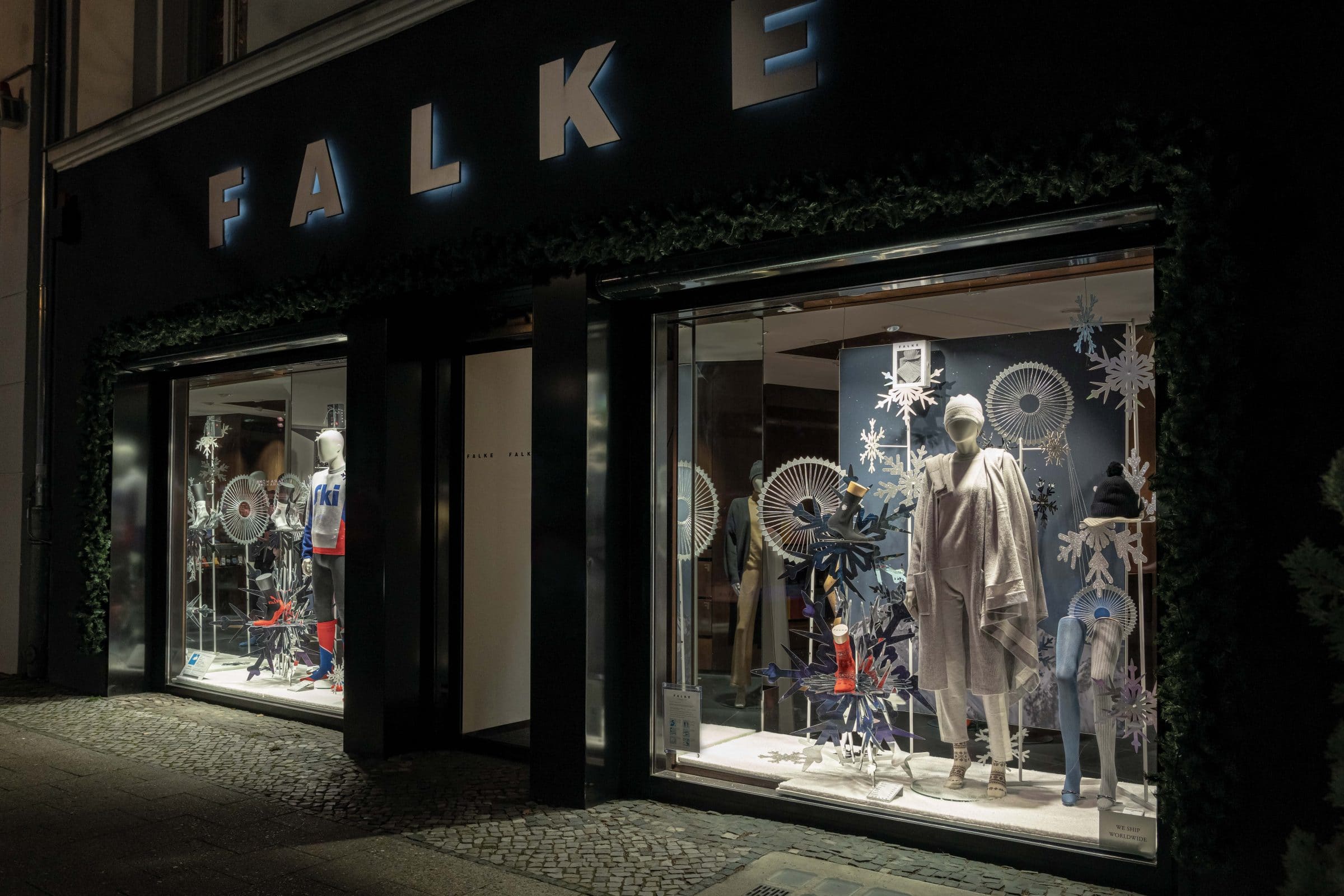 Falke shop window with large snowflake decorations and mannequins in soft winter loungewear