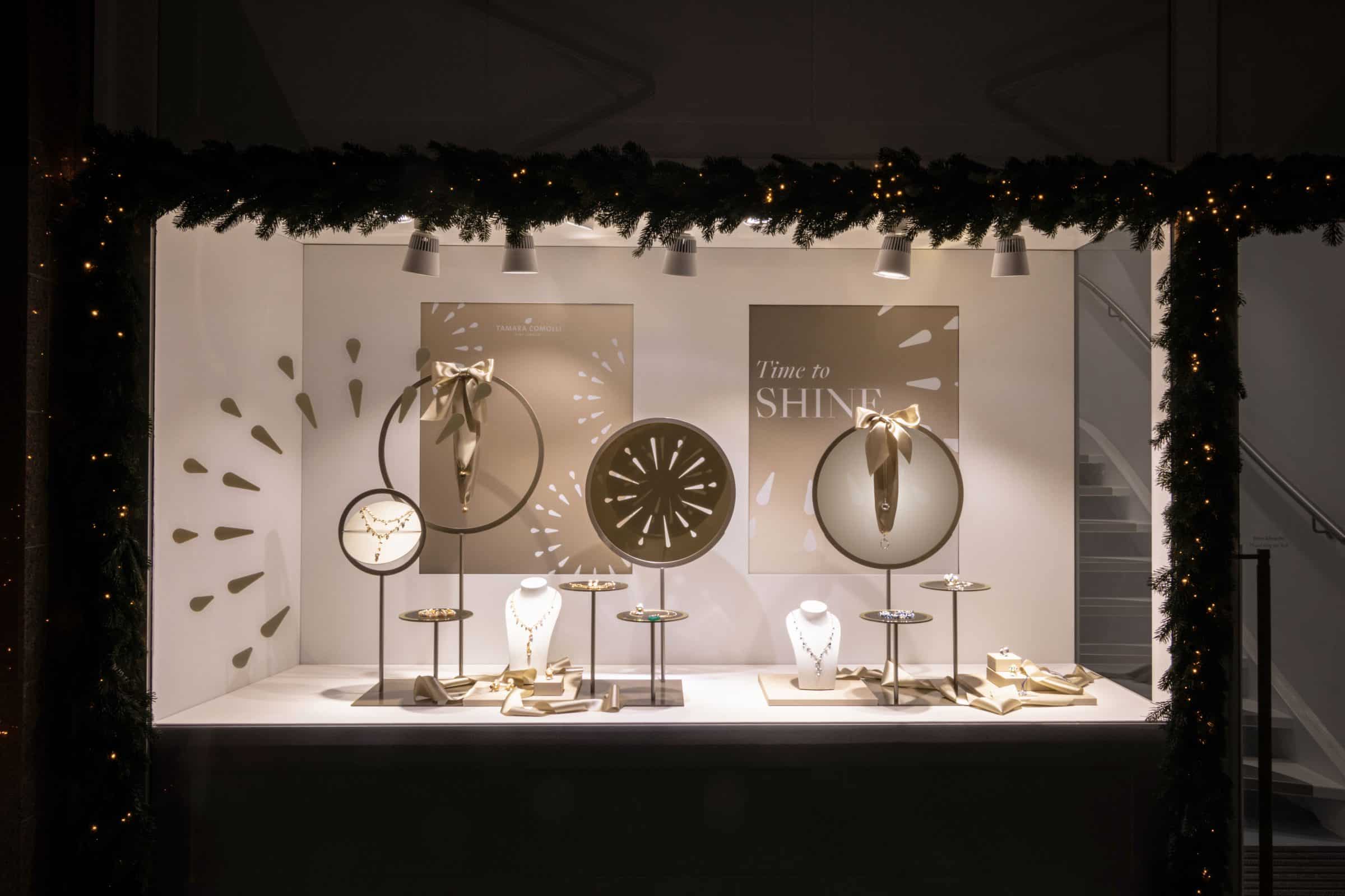 Weihnachtliches Schaufenster von Tamara Comolli mit Schmuck und Tannengirlande