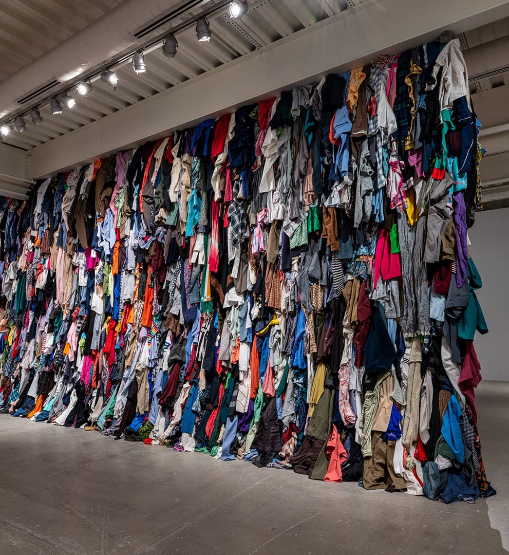 Raumhohe Installation aus hunderten aufgehängten Kleidungsstücken von Karyn Olivier