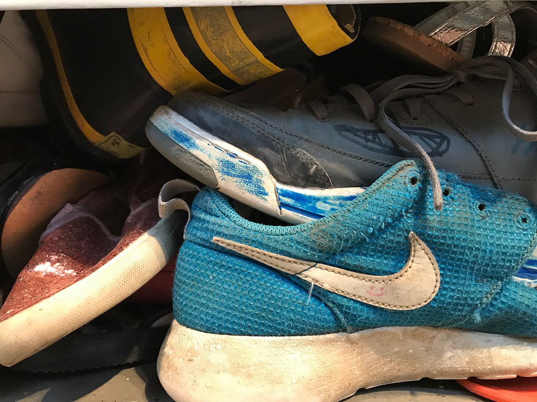 Detailaufnahme abgetragener Sneaker aus der Schuh-Skulptur von Karyn Olivier
