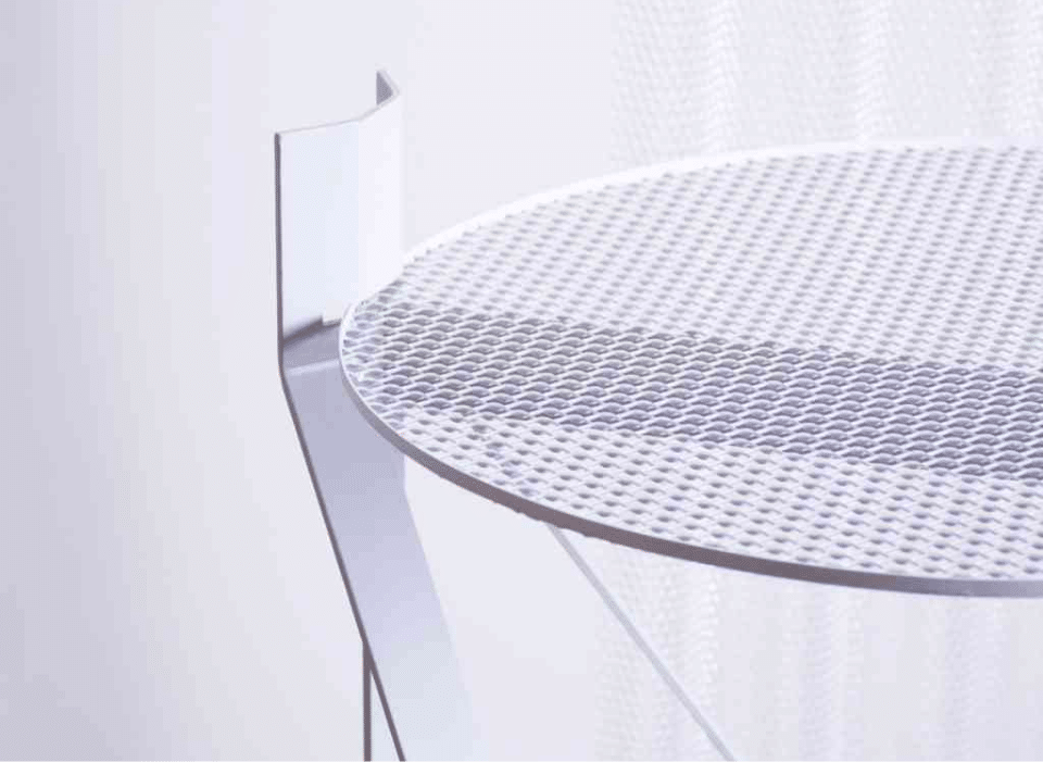 Detailaufnahme eines weißen perforierten Tisches mit filigranem Gestell aus dem Second-Objects-Projekt.