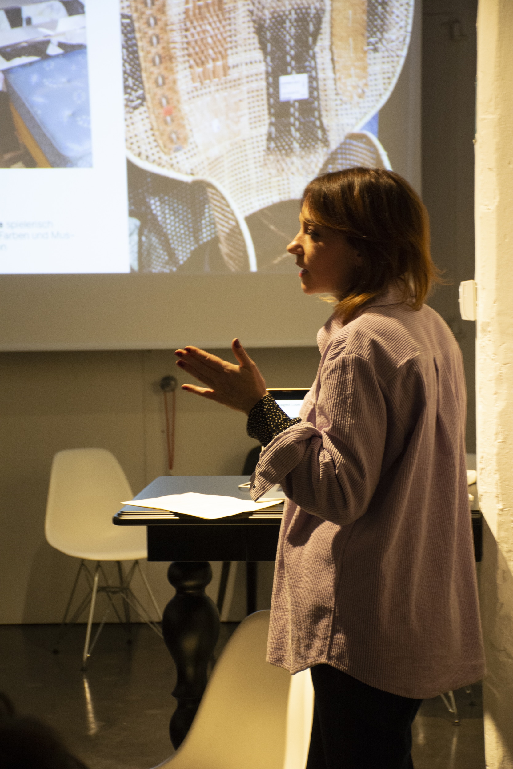 Zwei Männer betrachten einen Prototyp-Ständer aus Karton mit Kerzen beim Second-Objects-Event.