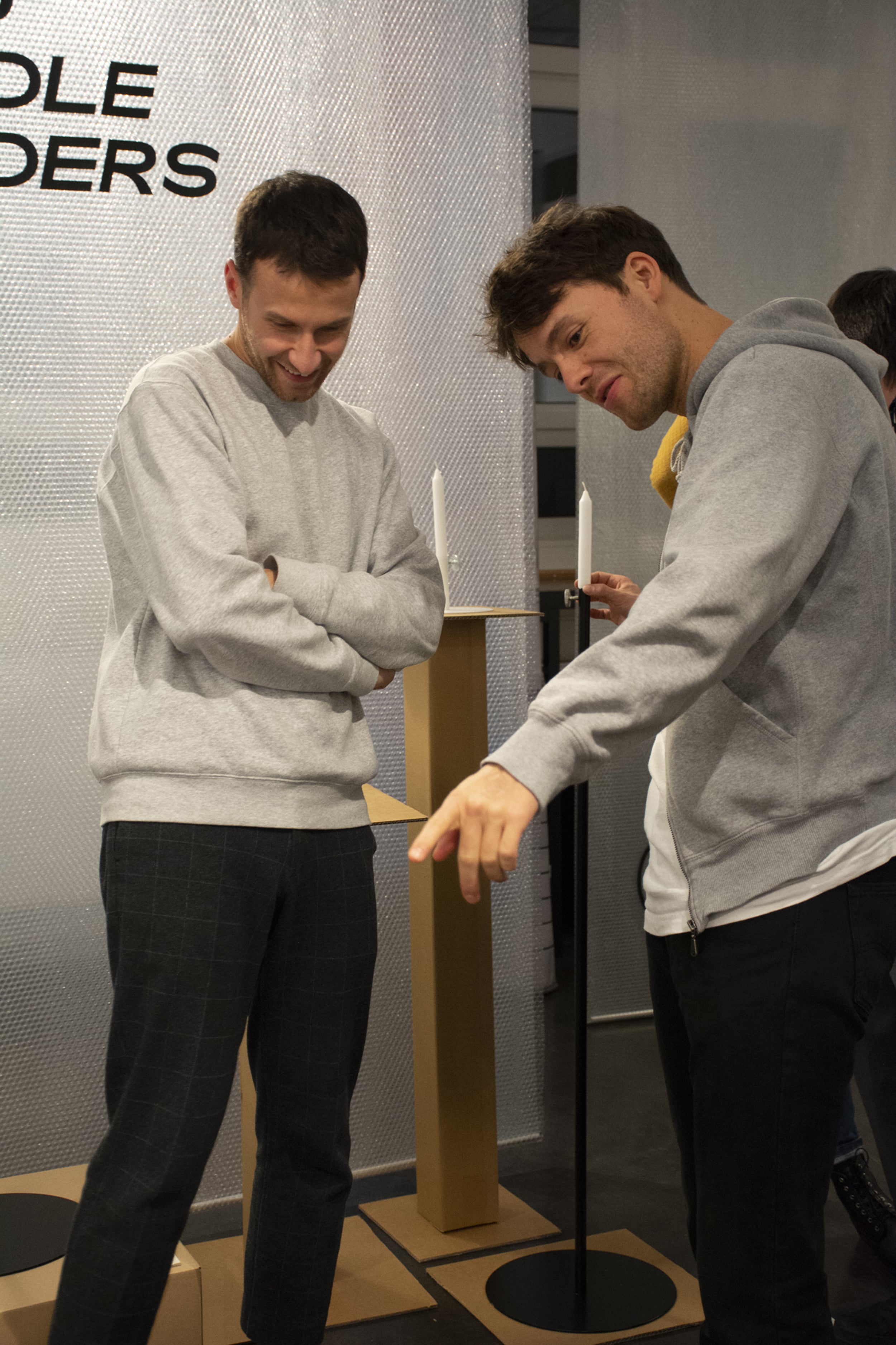 Zwei Männer verfolgen die Präsentation zum „Object 0038 Sidetable“ beim Second-Objects-Talk.