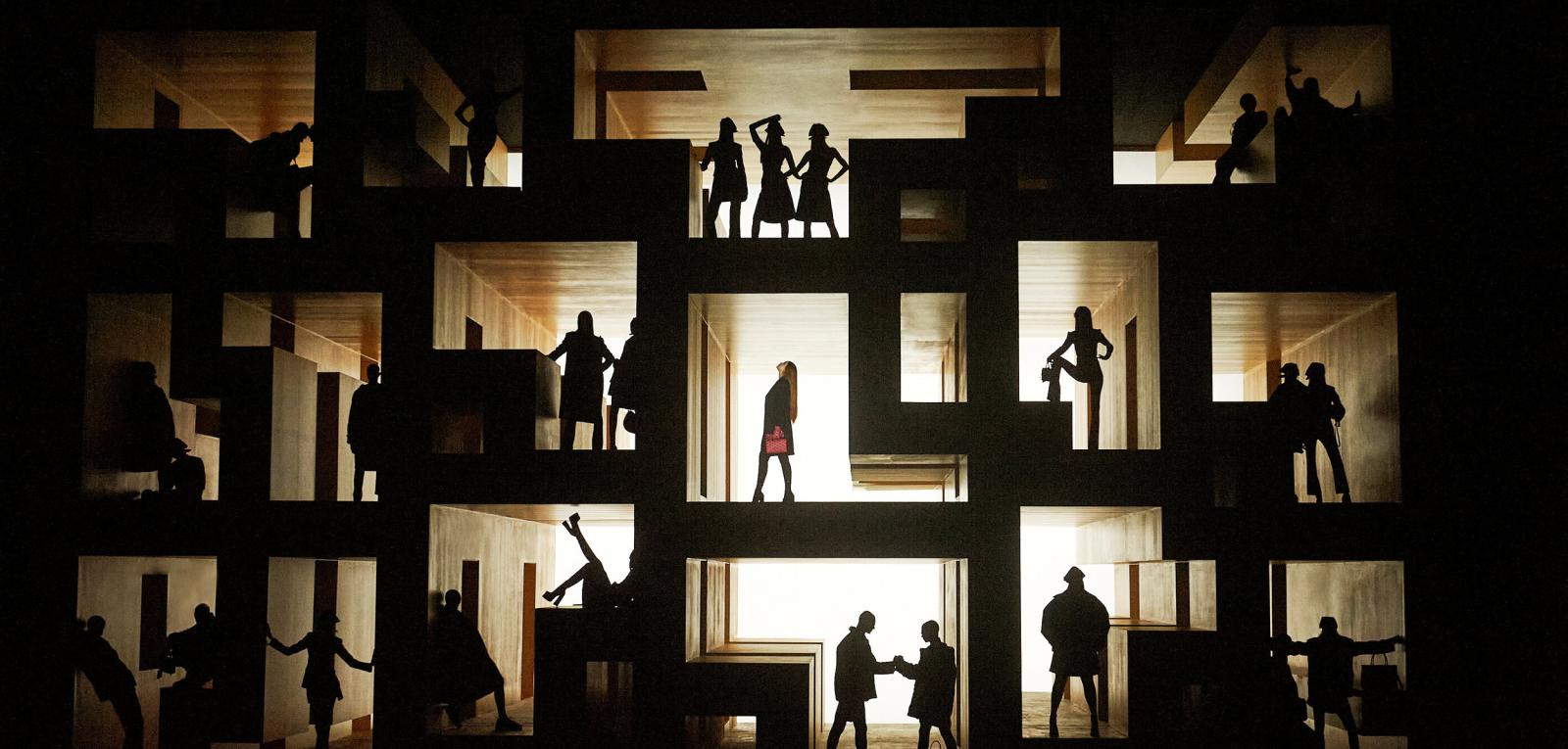 Silhouetten von Models im beleuchteten Monogramm-Labyrinth der Versace-Schau in Mailand