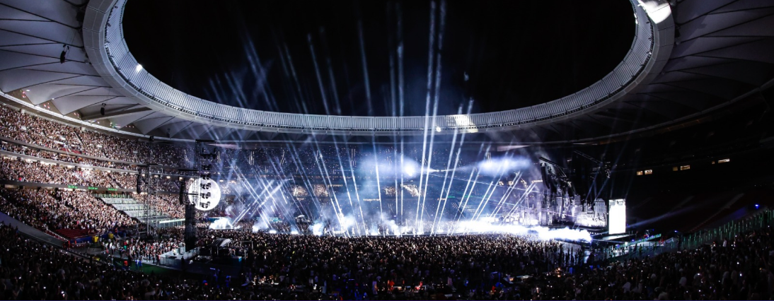 Interior del estadio lleno durante un concierto