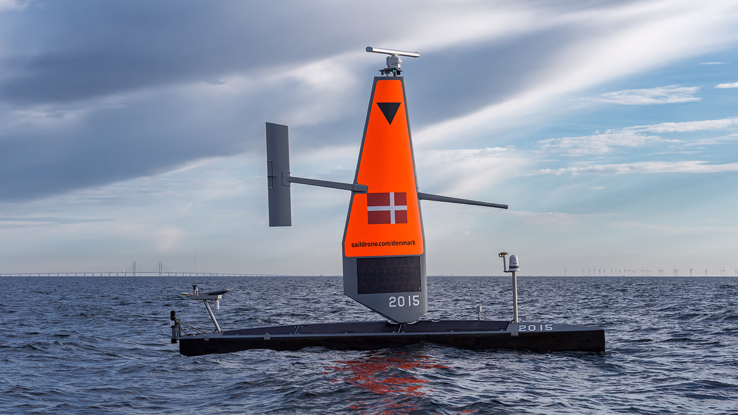 Saildrone Voyager ubemandet overfladefartøj i Østersøen med Øresundsbroen i baggrunden.