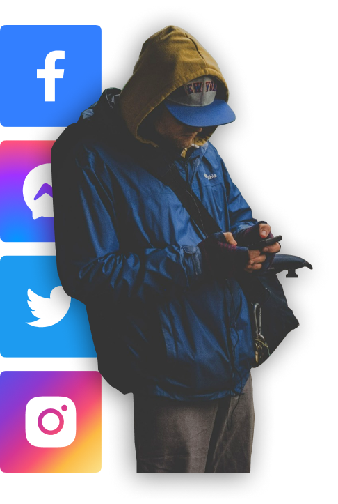 a-person-sharing-something-on-their-phone-showing-what-makes-mobile-native-content-so-engaging