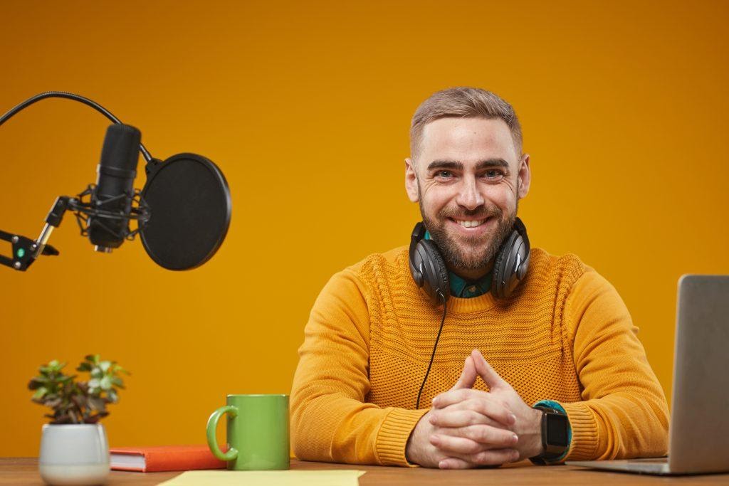 A social media influencer, showing one of the likely dominant trends in social media marketing in 2022.
