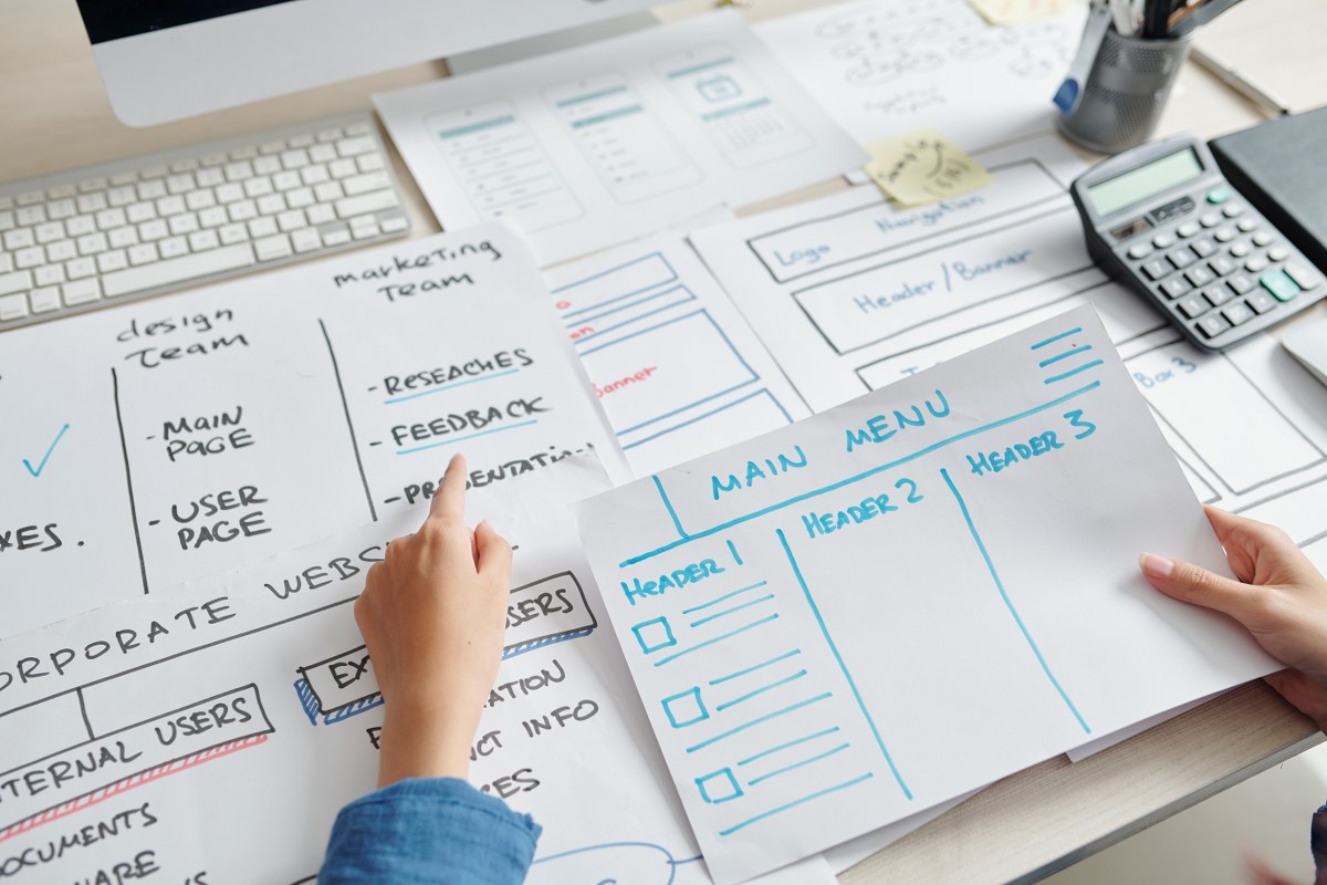 People working on UX, showing what you need to do in order to warm up your leads to your Shopify Store