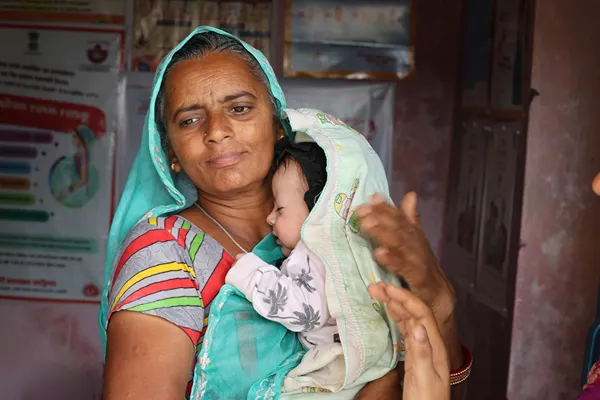 Photo of A mother with her child as part of Rajpusht – a Rajasthan government-led cash-plus programme which has supported over 3 million pregnant and breastfeeding women access nutritious food, contributing to healthier pregnancies and improvements in low birth weight.