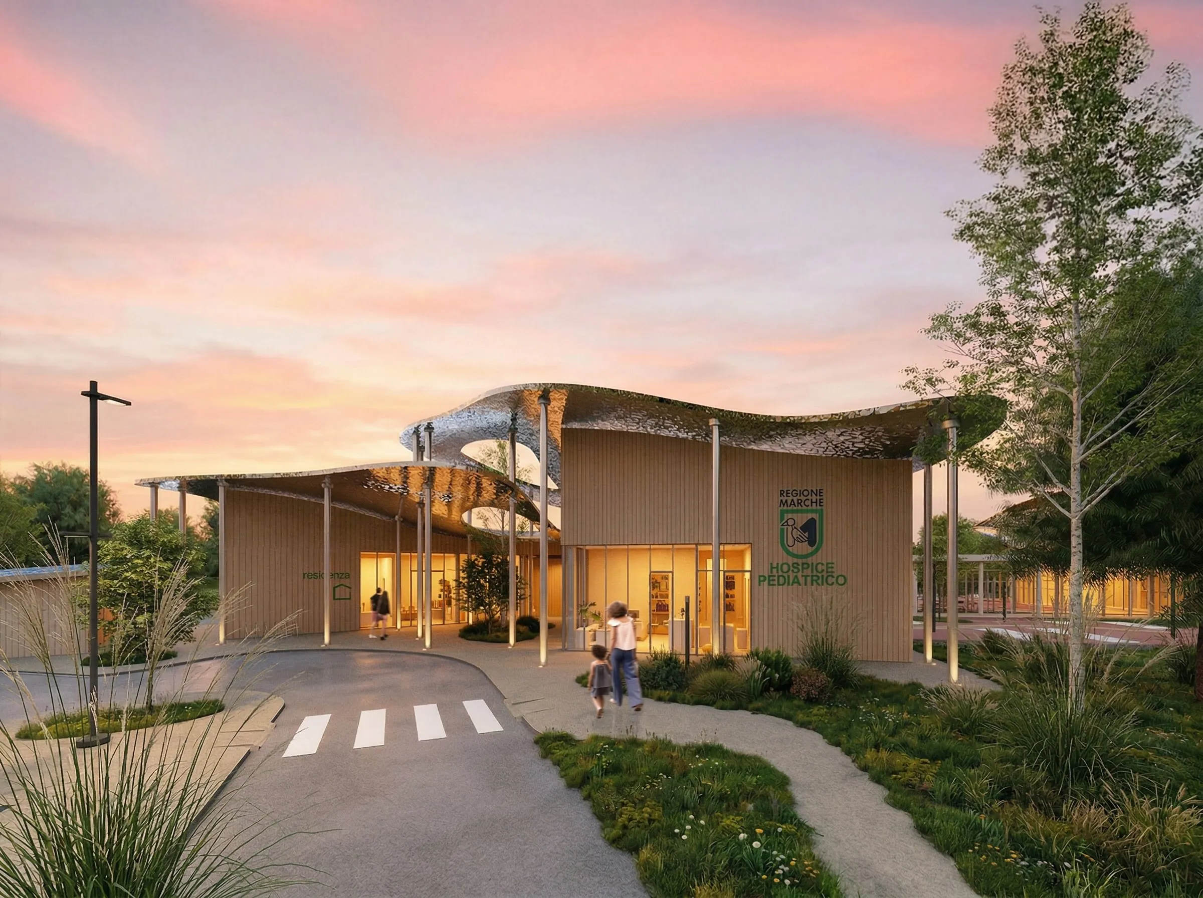 Ingresso moderno di un hospice pediatrico con una struttura in legno e un tetto ondulato riflettente, illuminato al tramonto, con un adulto e un bambino che si avvicinano e giardini verdi circostanti.