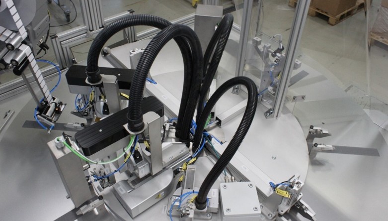 Rotary-table production machine for handling and aligning flexible diaper products