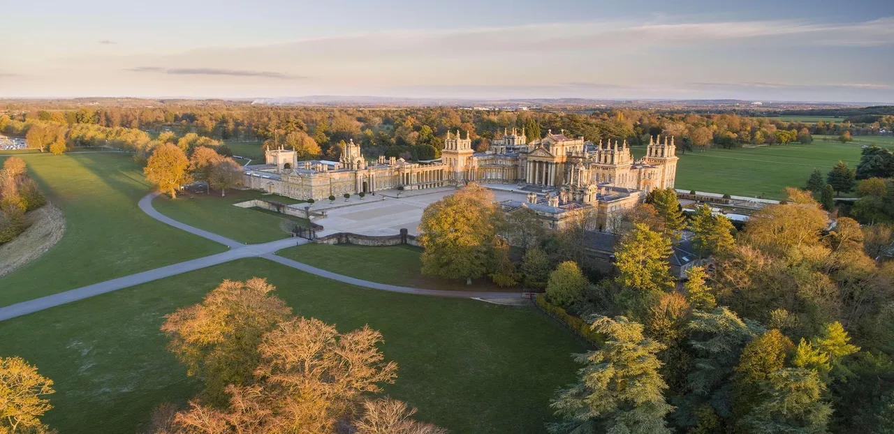 Distant picture of Blenheim Palace