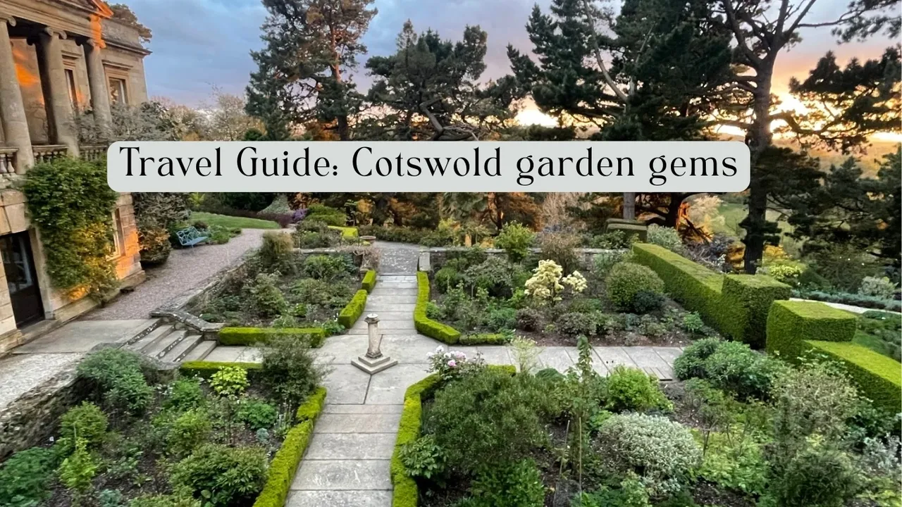 Hidcote Gardens showing pathways and fountain