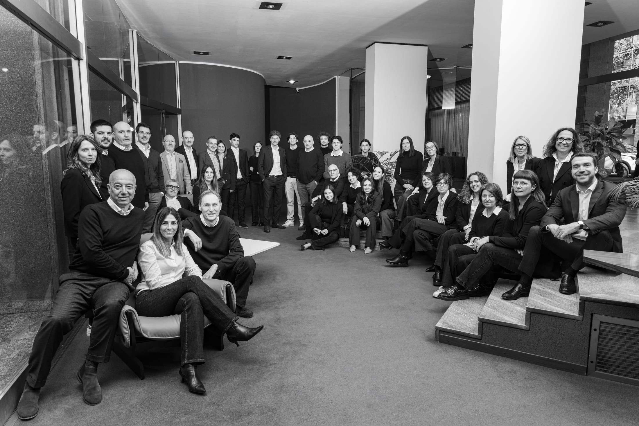 Fotografia in bianco e nero del team completo Malerba & Partners.