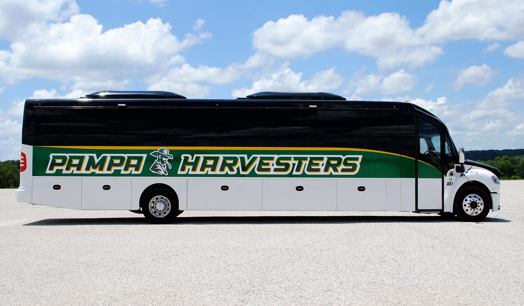 Side view of a Pampa Harvesters Ultra Coachliner wrapped by National Wrap Co.