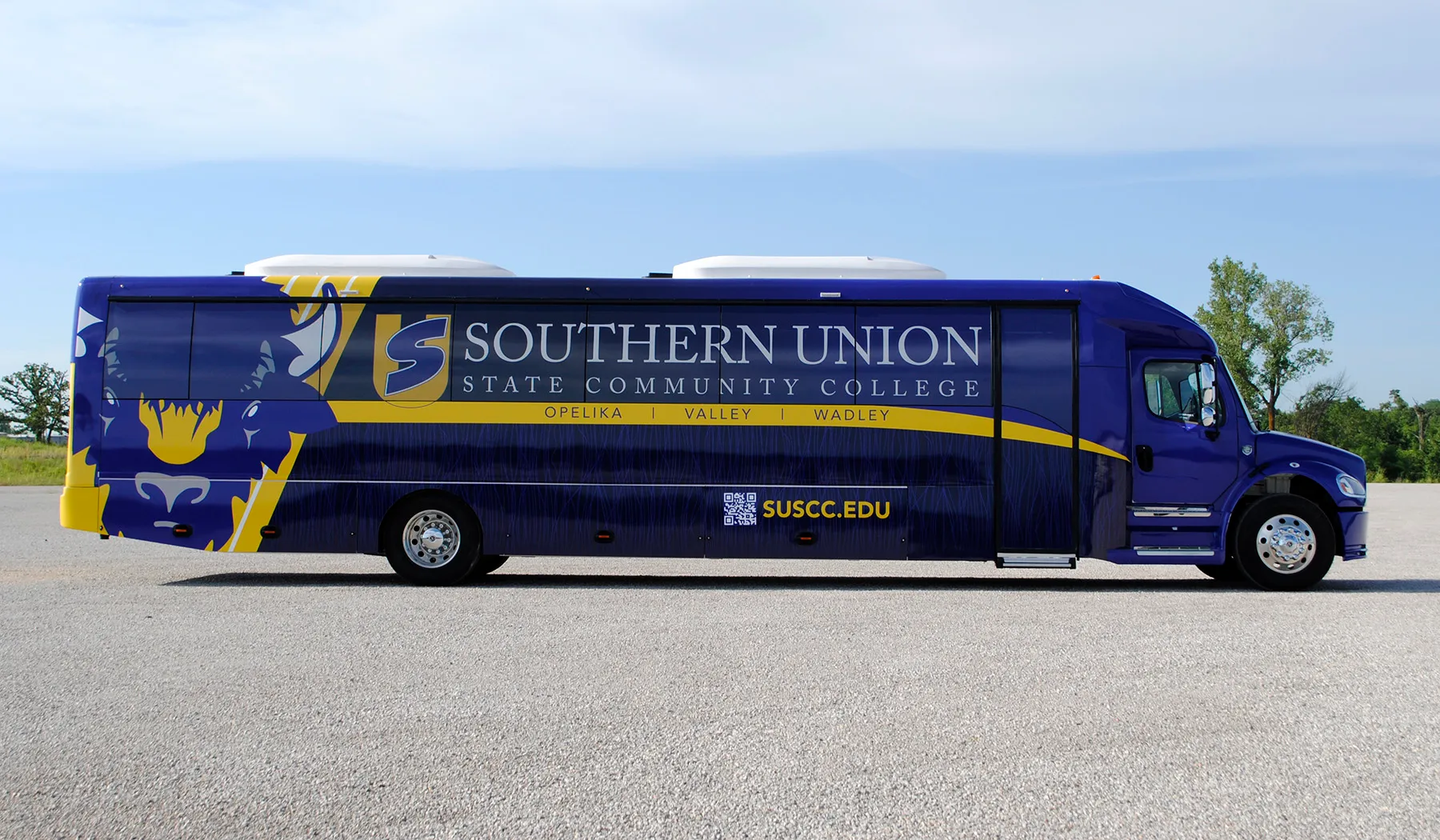 Side view of a Southern Union State Community College Ultra Coachliner wrapped by National Wrap Co.