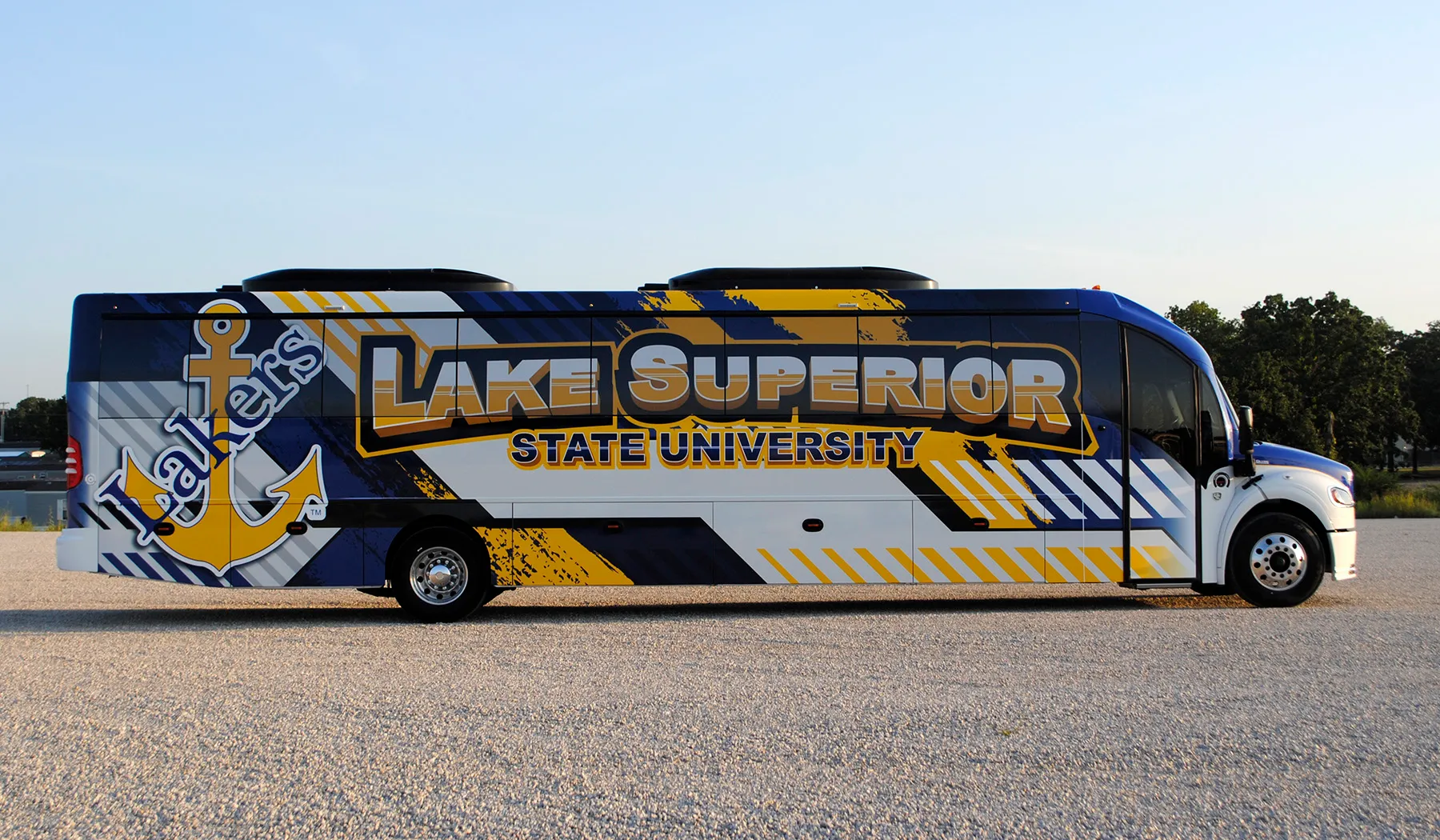 Side view of a Lake Superior Lakers Ultra Coachliner wrapped by National Wrap Co.