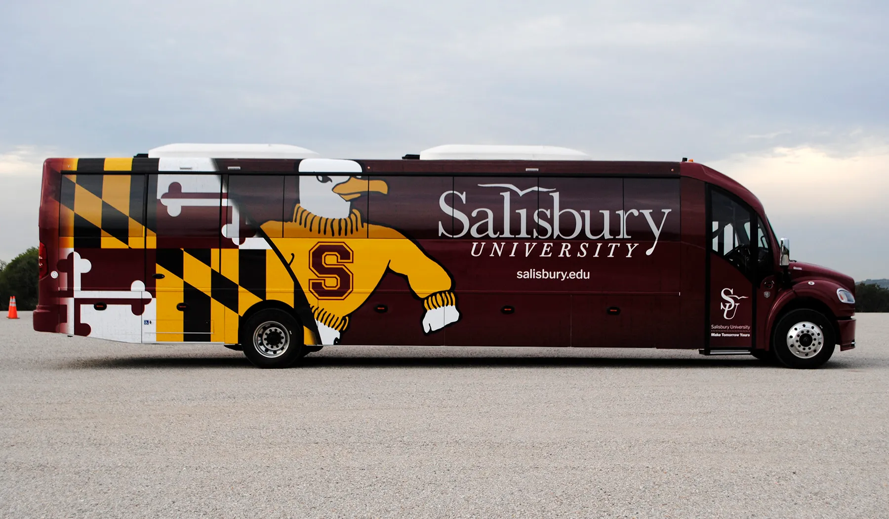 Side view of a Salisbury University Ultra Coachliner wrapped by National Wrap Co.