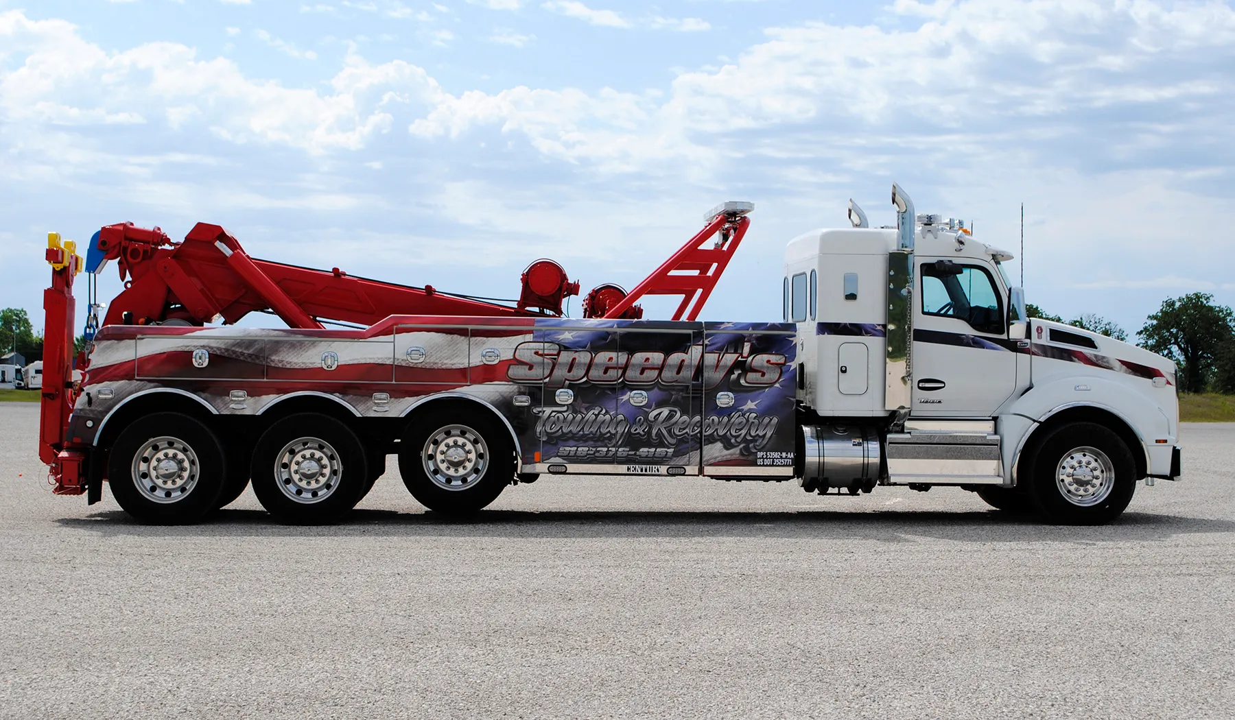 Side view of a Speedy's tow truck wrapped by National Wrap Co.
