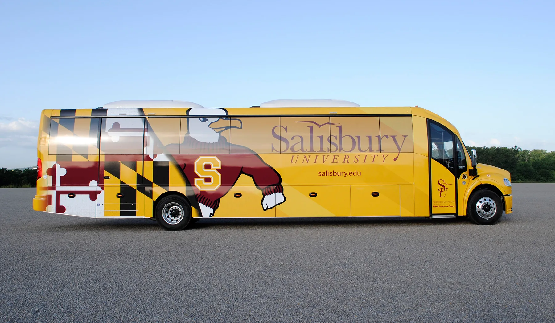 Side view of a Salisbury University Ultra Coachliner wrapped by National Wrap Co.