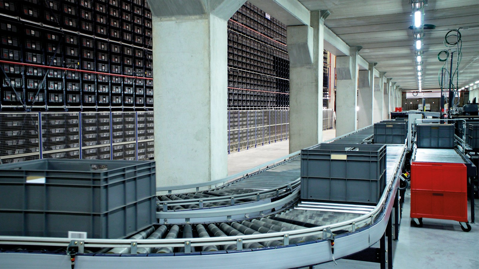 Machines de préparation de commandes dans un entrepôt automatisé, photographiées dans des tons gris
