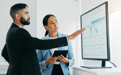 Équipe commerciale analysant des données de performance avec tableaux de bord et indicateurs clés pour optimiser la stratégie commerciale.