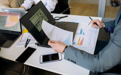 Analyste des circuits GMS sur son ordinateur