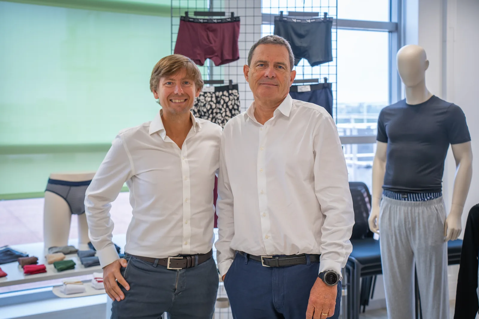 Maxime Grand (groupe DBI) et Patrice Carré (DIM) dans un showroom DIM