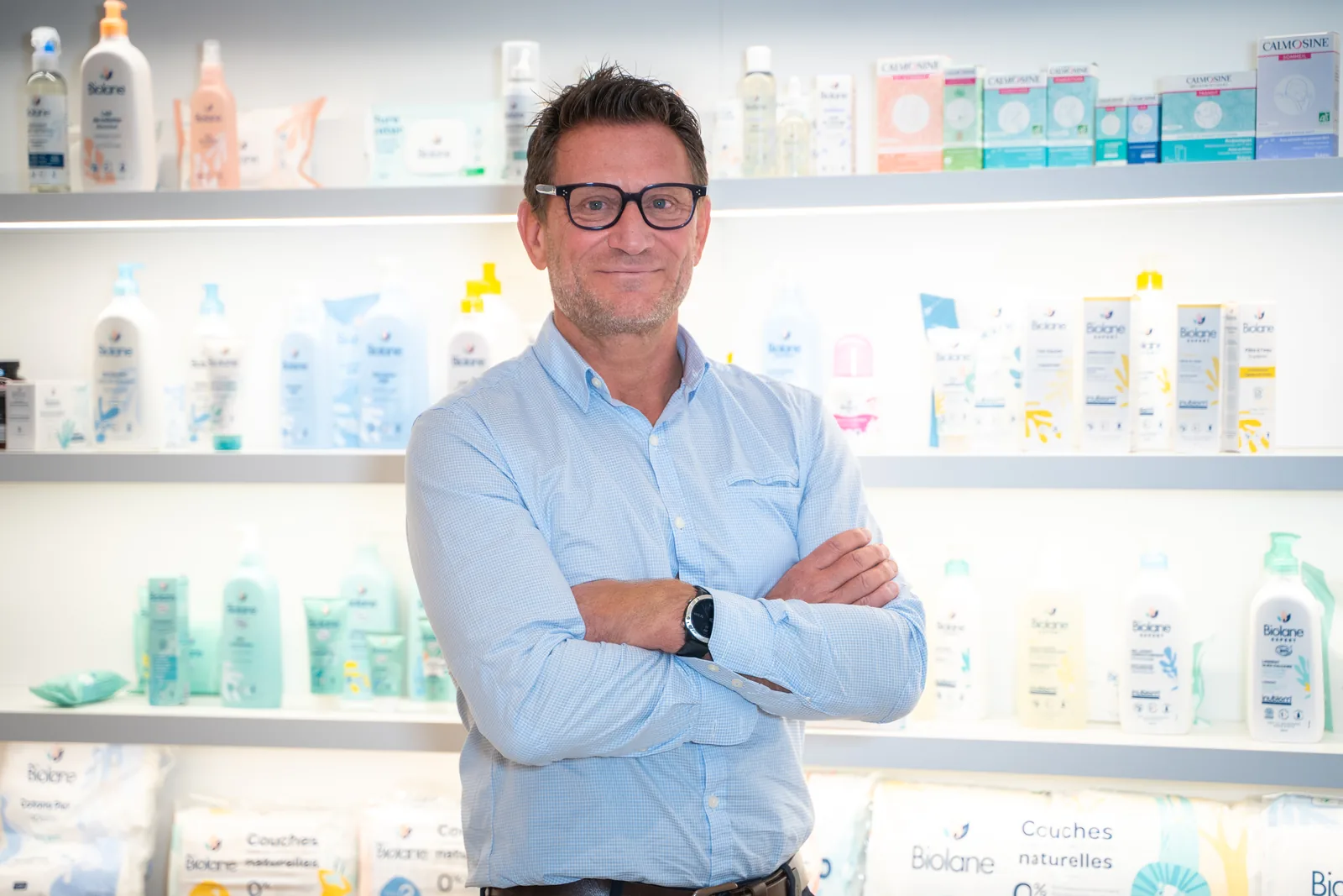 David Covin, Sales Director of the Havea Pharma BU, in front of a shelf of health products