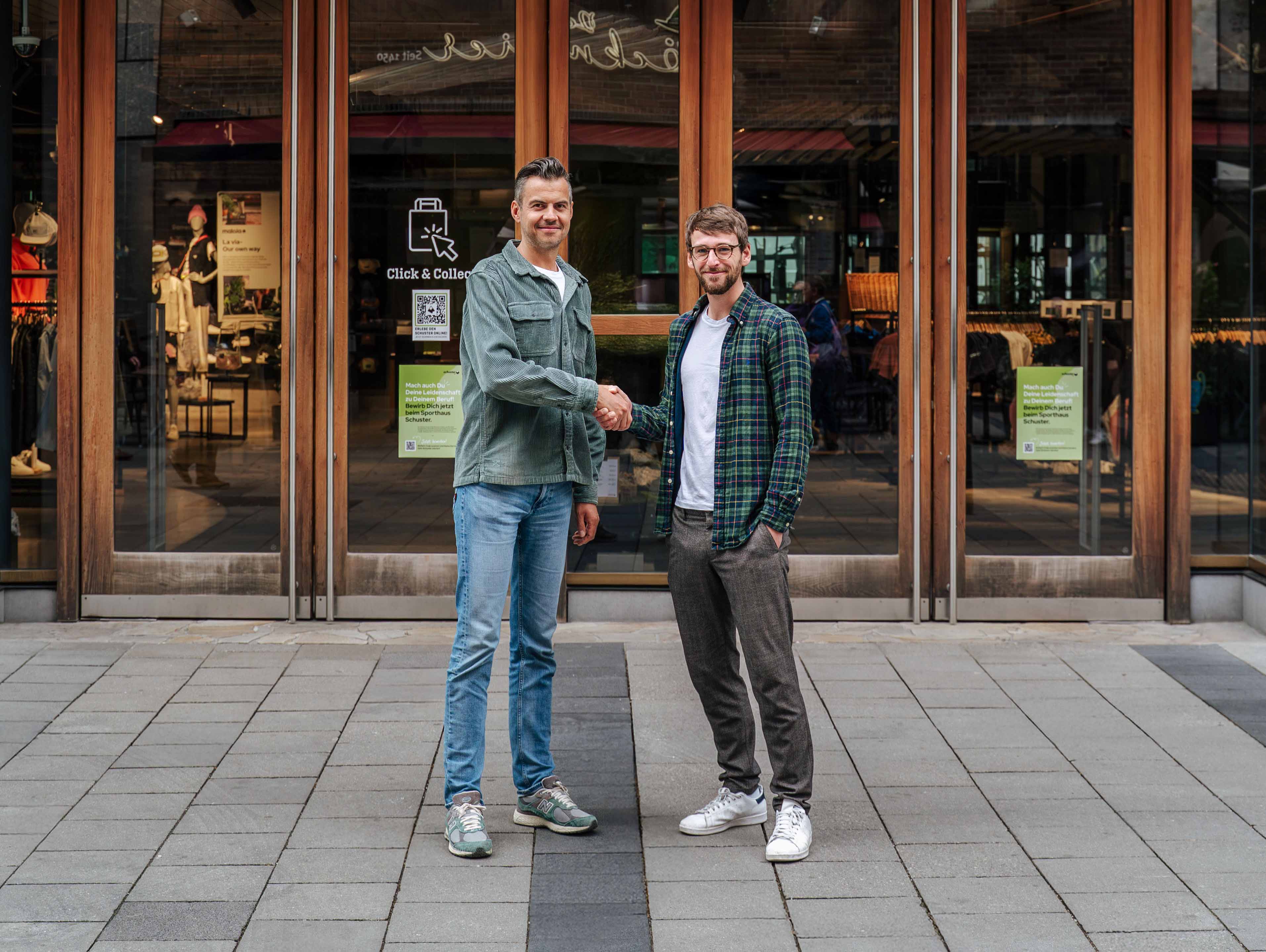 Freuen sich auf eine erfolgreiche Zusammenarbeit: Tobias Zipfer (li.), Storemanager bei Sporthaus Schuster GmbH und Leonhard Schwinn (re.), Head of Sales von anybill. © anybill GmbH