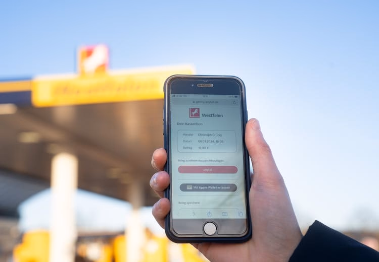 Pressebild: Westfalen AG setzt auf Digitalisierung: Partnerschaft mit anybill für digitale Kassenbons an Tankstellen