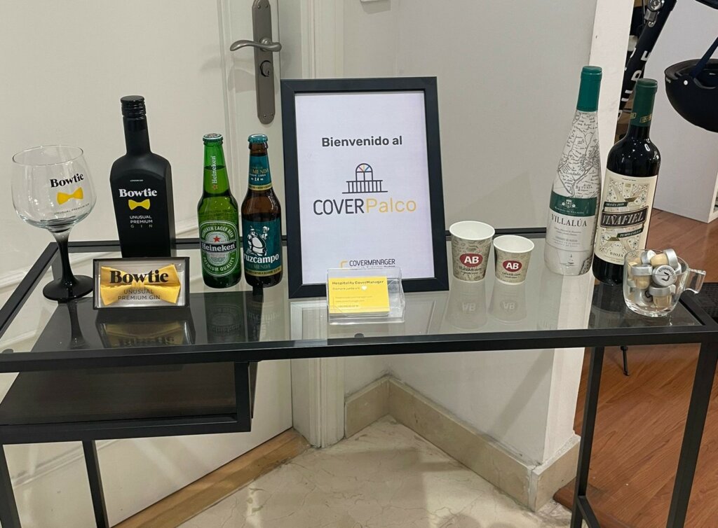 Ospiti che si godono il CoverPalco sui balconi della sede di CoverManager a Siviglia