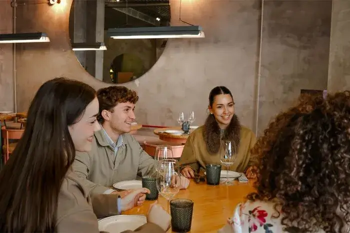 Amigos en restaurante celebrando Semana Santa.