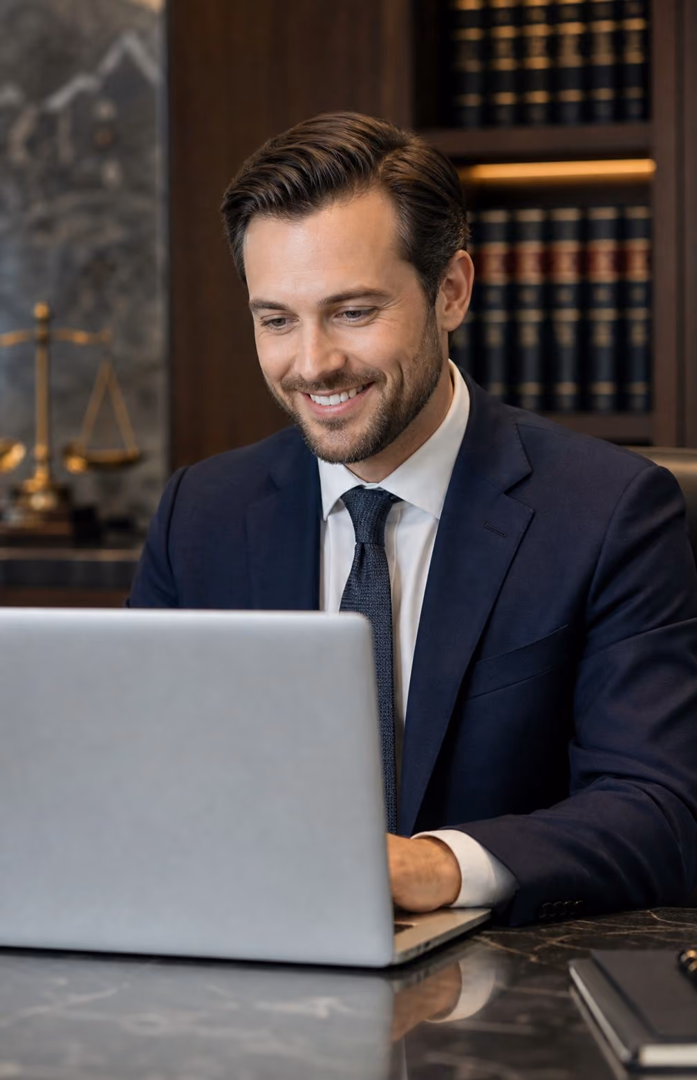 Consultor sorridente trabalhando em notebook em escritório com estante de livros jurídicos