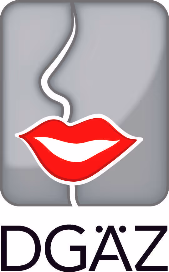 Rote Lippen und weiße Linie bilden ein Gesicht im grauen Quadrat, darunter steht DGÄZ.
