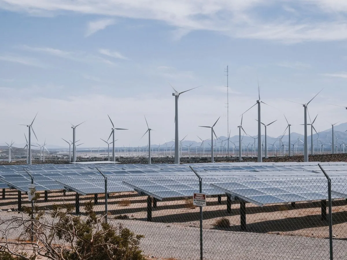 Photovoltaikfelder und Windkraftanlagen in einem Energiepark