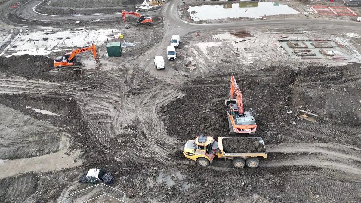 Mehrere große Bagger auf einer Großbaustelle mit klaren Fahrwegen und gegliederten Arbeitsbereichen