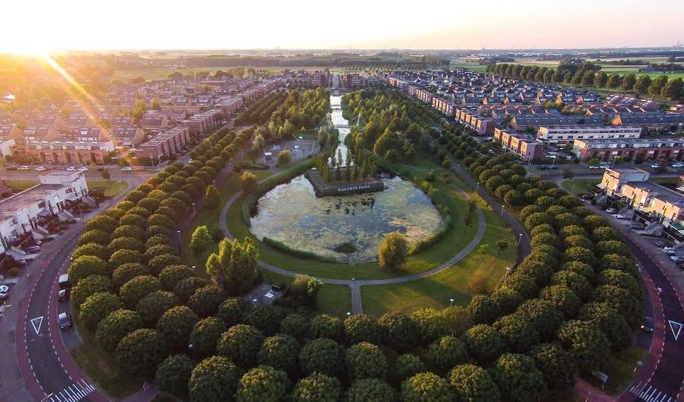 Luchtfoto van het Ravense Park in Hellevoetsluis met vijver en omliggende wijk