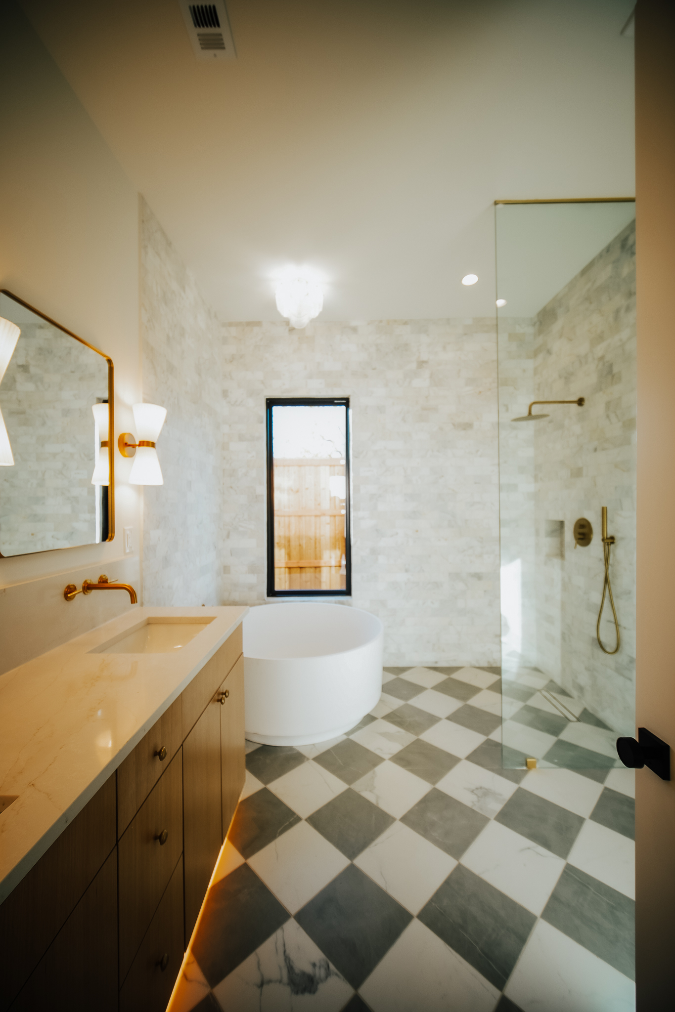 4245 Rickover Cir — primary bathroom