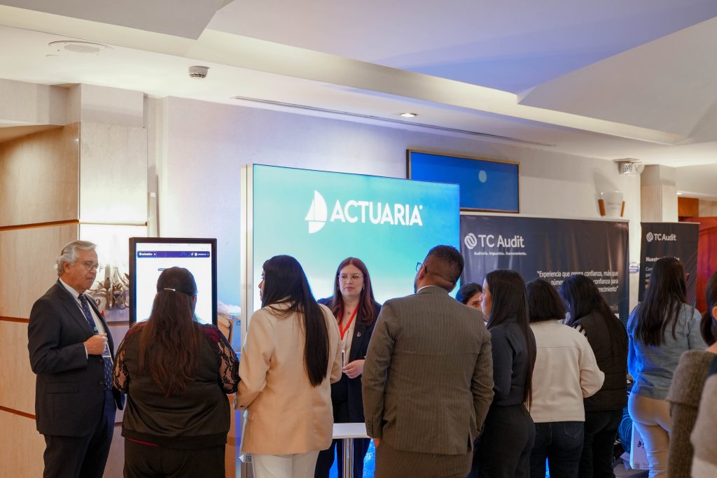 Asistentes del congreso en el stand de Actuaria