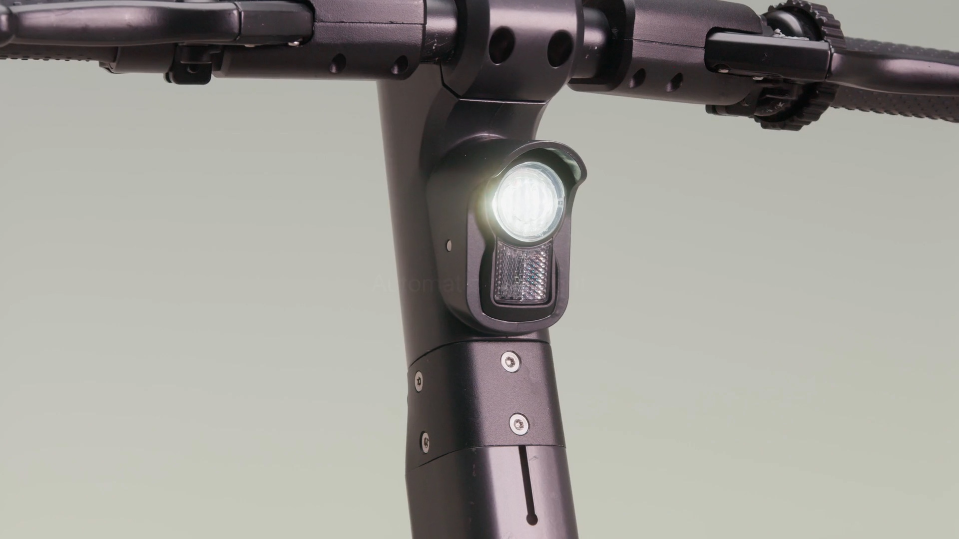 Selana e-scooter handlebar with the automatic headlight on
